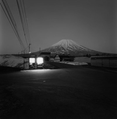 Eiji Ohashi摄影作品：孤独的自动售货机