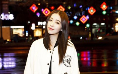 组图：阚清子时尚街拍 化身冬日暖女笑容甜美