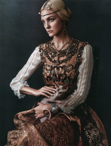 超模Caroline Trentini演绎《Vogue》时尚杂志大片 犹如经典名画
