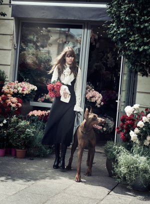 《W》时尚杂志 超模Lara与Freja 巴黎上演浪漫故事