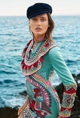 超模Karmen Pedaru 演绎《Harper’s Bazaar》时尚杂志