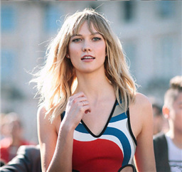 Karlie Kloss巴黎街拍Look 满屏都是腿