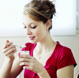 肚子胀气可以喝酸奶吗 夏季喝酸奶治腹胀有讲究