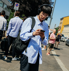 男士蓝白条纹衬衫搭配  任何场所随意切换