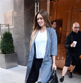   Jessica Alba 格子开衫+黑色西裤出街 低调休闲气场迷人