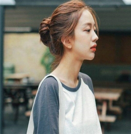 蓬松丸子头怎么扎
