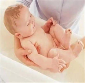 新生儿冬季洗澡注意事项 新生儿洗澡水温多少合适吗