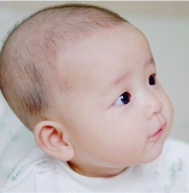 新生儿头发稀少的原因 新生儿头发少什么原因