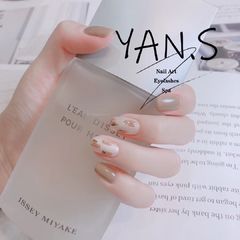 裸色圆形短指甲豹纹跳色美甲图片美甲款式