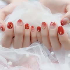圆形红色渐变星月短指甲美甲图片美甲款式