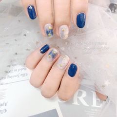 蓝色圆形白色晕染星月美甲图片美甲款式