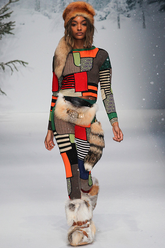 Moschino 2024 秋冬系列时装发布 白雪皑皑的奢华世界