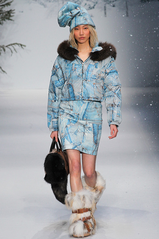 Moschino 2024 秋冬系列时装发布 白雪皑皑的奢华世界