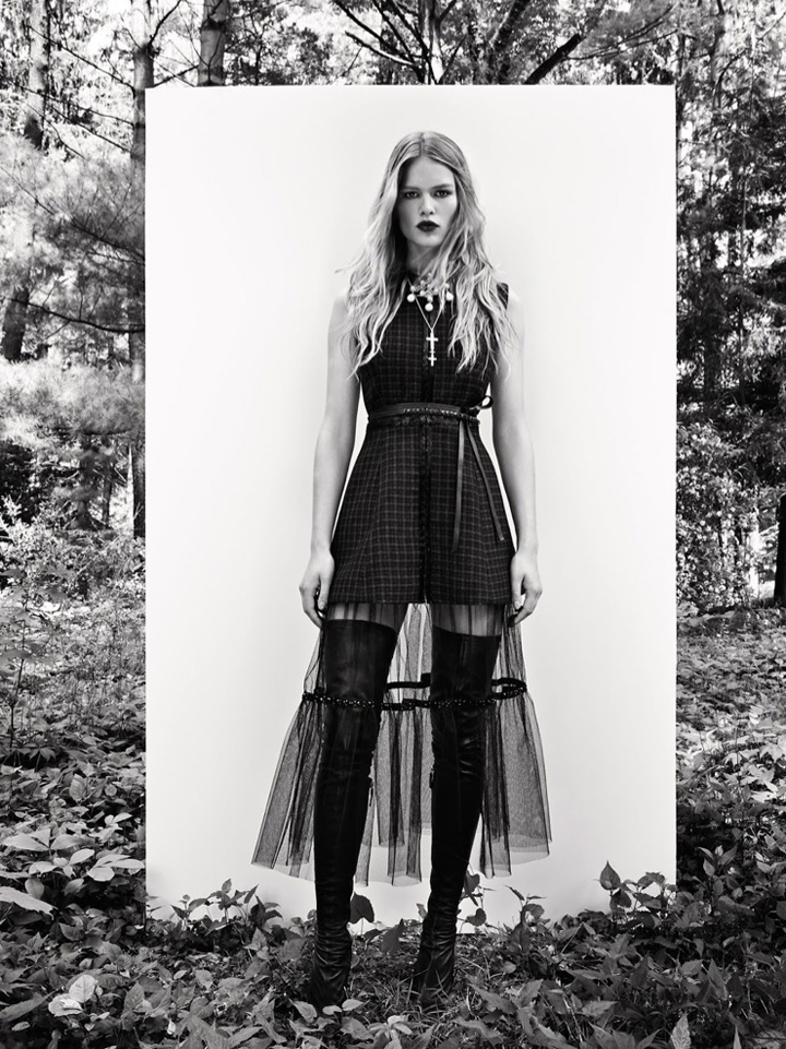 超模Anna Ewers 演绎《Vogue服饰与美容》 丛林中的野性之美