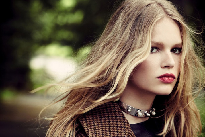 超模Anna Ewers 演绎《Vogue服饰与美容》 丛林中的野性之美