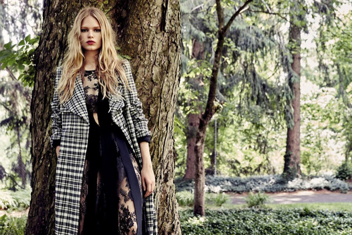 超模Anna Ewers 演绎《Vogue服饰与美容》 丛林中的野性之美