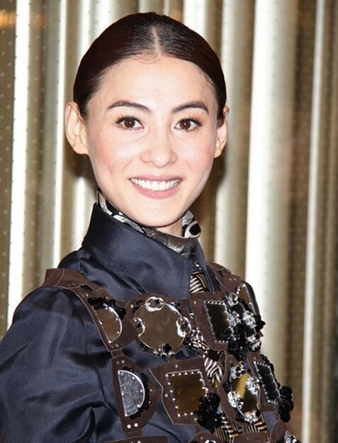 张柏芝闻锋菲复合痛哭 辣妈减龄彩妆精彩图片