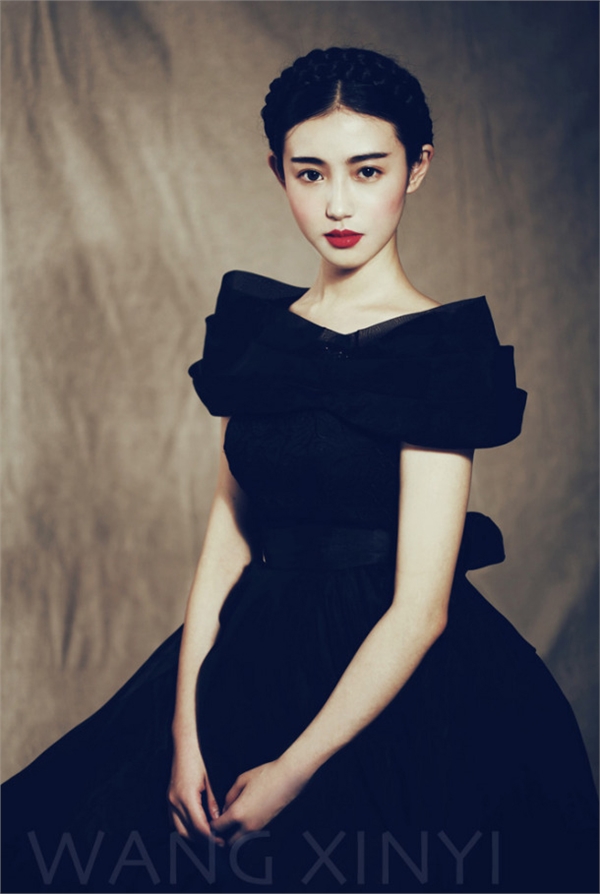 美女烈焰红唇复古风妆容图片 别样的感性