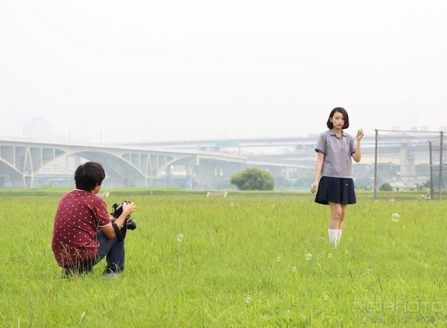 高中制服女孩写真实拍现场与访谈