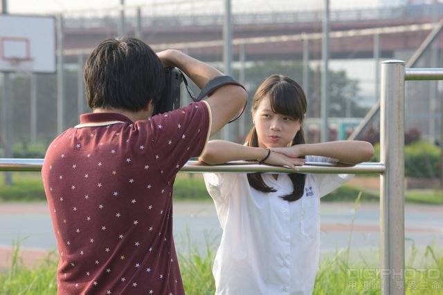 高中制服女孩写真实拍现场与访谈