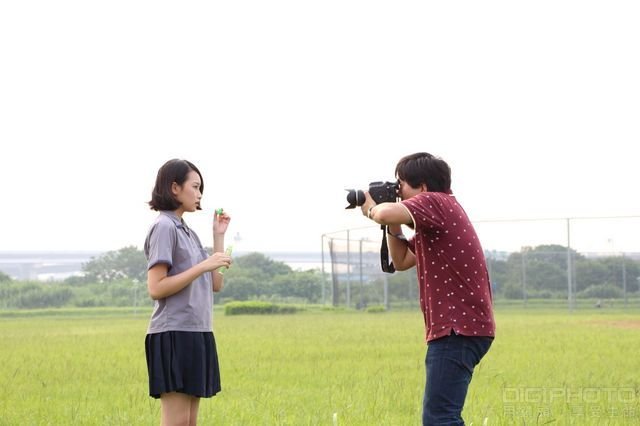 高中制服女孩写真实拍现场与访谈