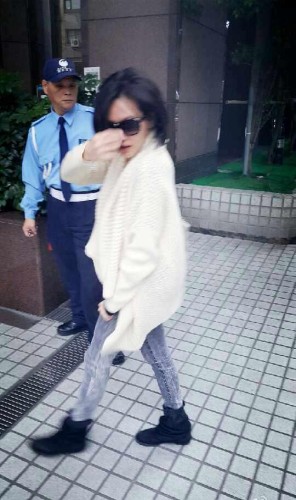 组图：小S秀风骚街拍 网友调侃用生命在搞笑