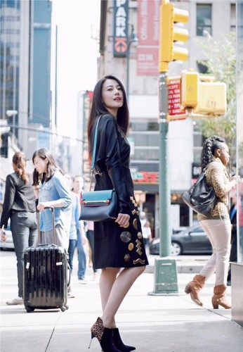 组图：高圆圆信步街头回眸轻望写意最美风景