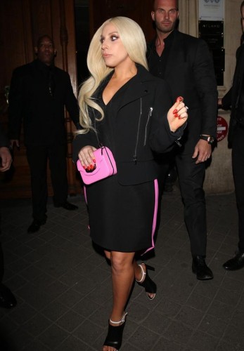 Lady Gaga图片一字肩搭开叉半裙亮相 装扮正常化
