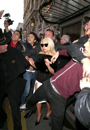 Lady Gaga图片一字肩搭开叉半裙亮相 装扮正常化