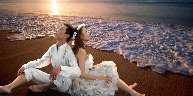 去海边拍婚纱照姿势 大海见证两人幸福瞬间