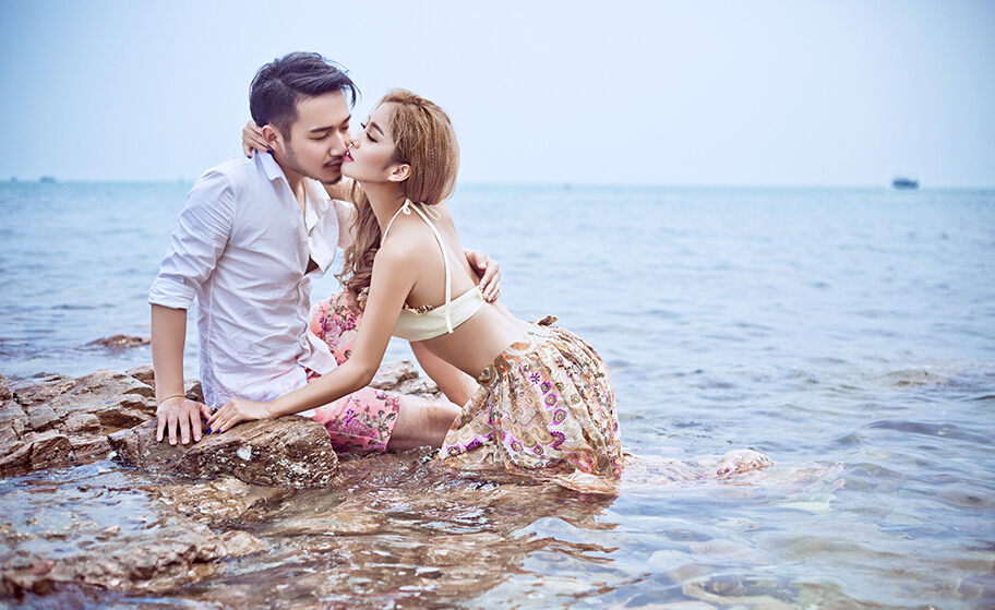 海滩边婚纱摄影写真 海的温柔