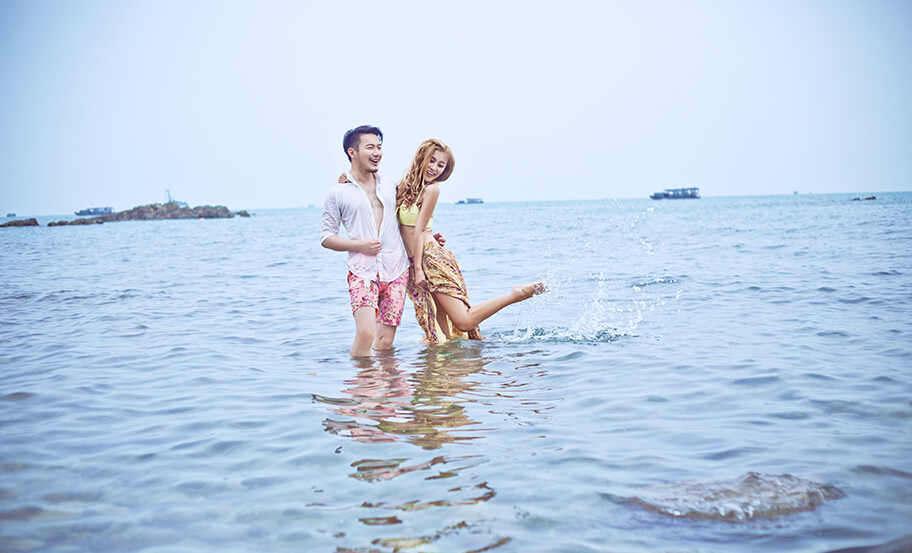 海滩边婚纱摄影写真 海的温柔