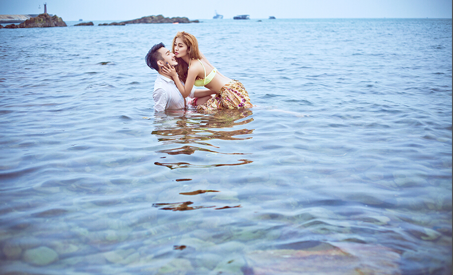 海滩边婚纱摄影写真 海的温柔
