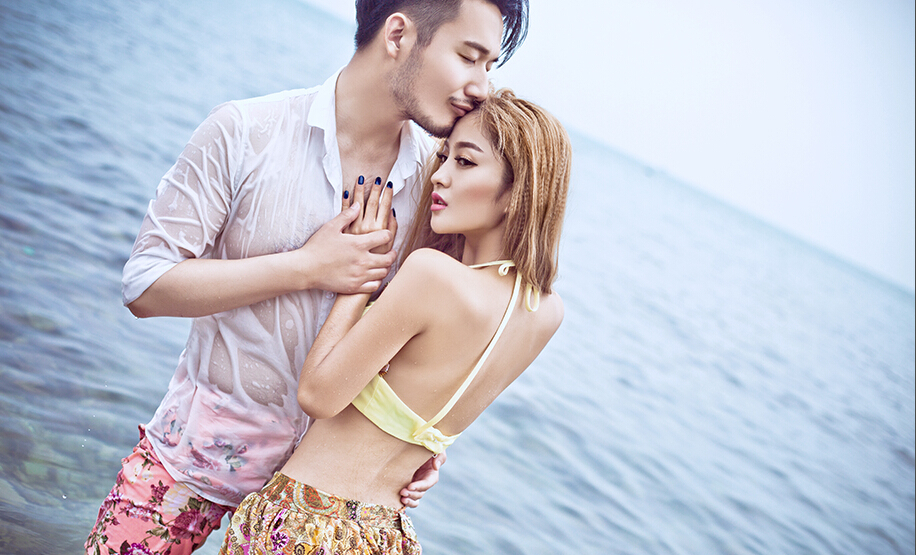 海滩边婚纱摄影写真 海的温柔