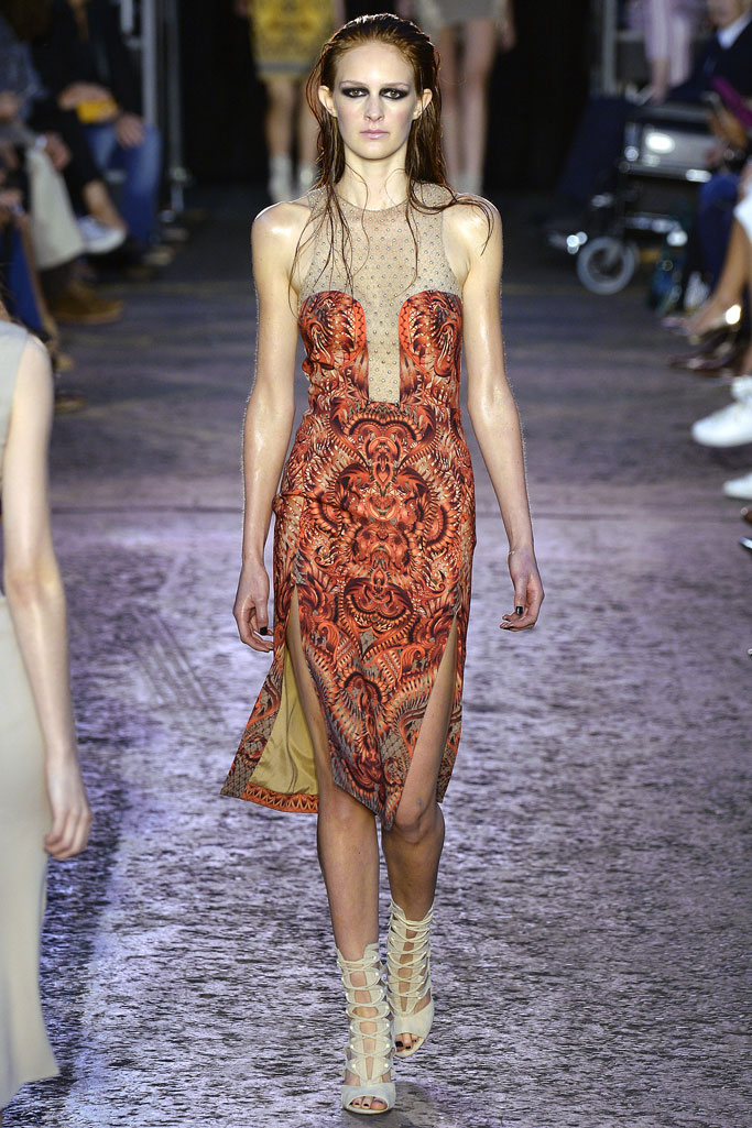 Julien Macdonald（朱利安·麦克唐纳德）2024伦敦时装秀