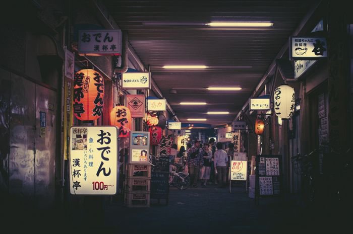 日本街头摄影师Masashi Wakui 用胶片记录下夜晚的静谧温柔