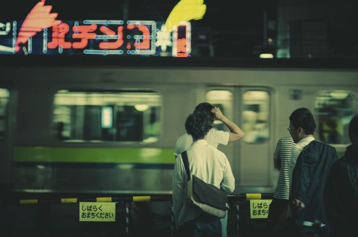 日本街头摄影师Masashi Wakui 用胶片记录下夜晚的静谧温柔