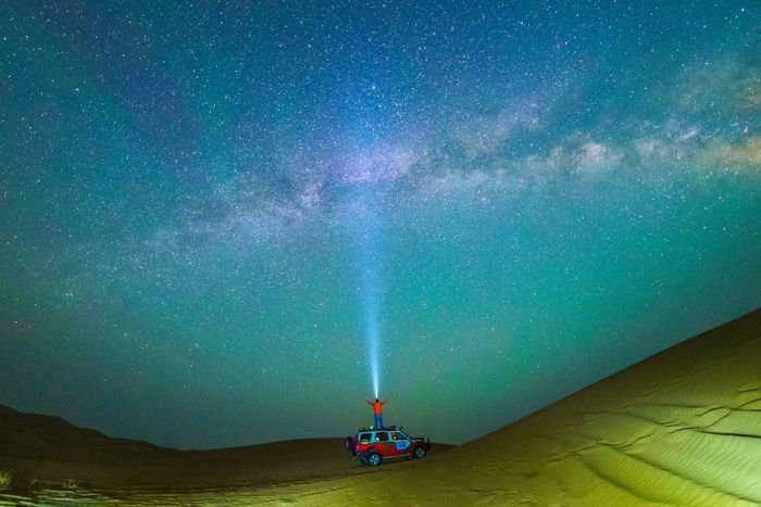 库布其：沙漠中望见夜空中的星