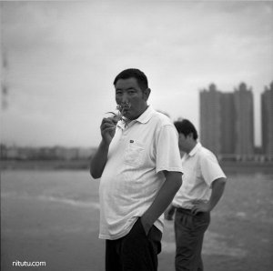 纪实摄影师严明：用黑白胶片记录中国故事
