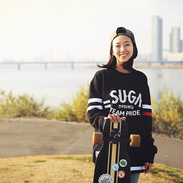 滑板上风一样的女子 韩国长滑板美女Ko Hyojoo的优雅舞步 