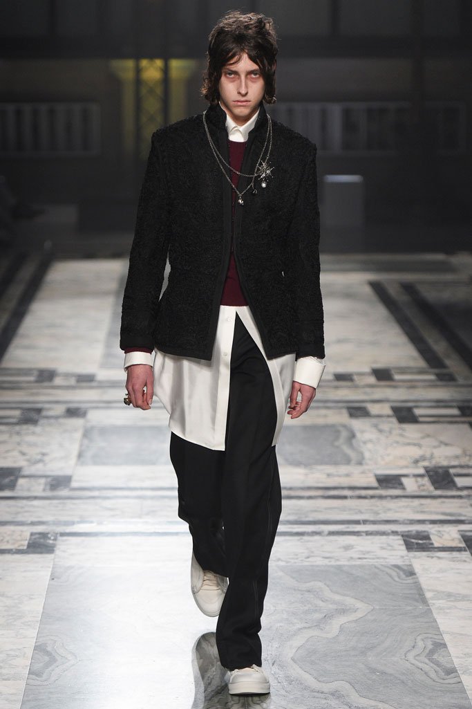 Alexander McQueen（亚历山大·麦昆）2024伦敦男装周时装秀