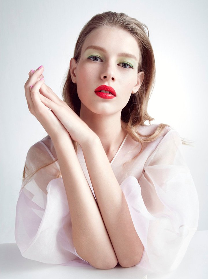 嫩模Sofia Mechetner 演绎《Dior Magazine》2024美妆大片