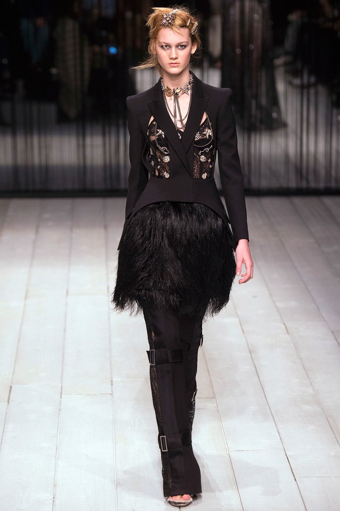 Alexander McQueen（亚历山大·麦昆）2024伦敦时装周女装秀