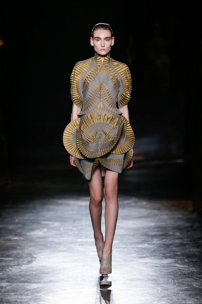 Iris Van Herpen 2024巴黎时装周女装秀