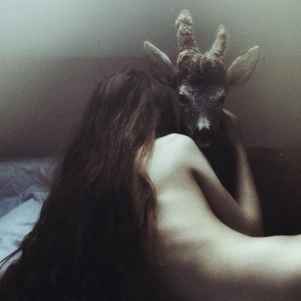 Laura Makabresku：摄影中的生命与野性之美