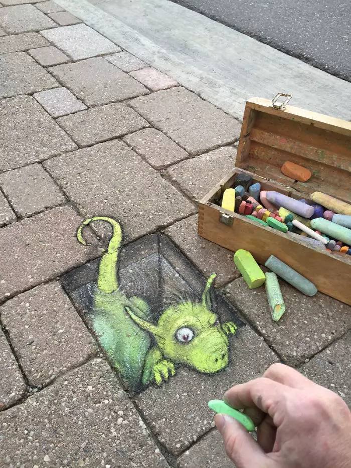 粉笔画艺术大师David Zinn 他靠一支粉笔在路上养了29年动物