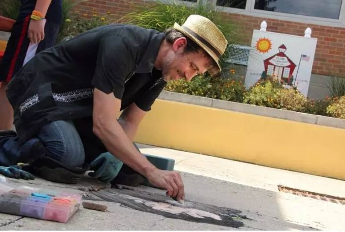 粉笔画艺术大师David Zinn 他靠一支粉笔在路上养了29年动物