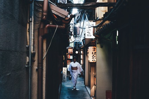 摄影师Takashi Yasui静谧文雅的日本街头摄影