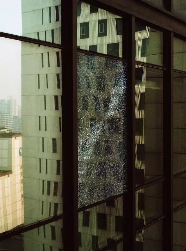 伦敦摄影师Jack Davison 眼中的上海：轰然坍塌 又迅速崛起