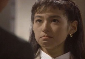 你比她坚强，她更需要我